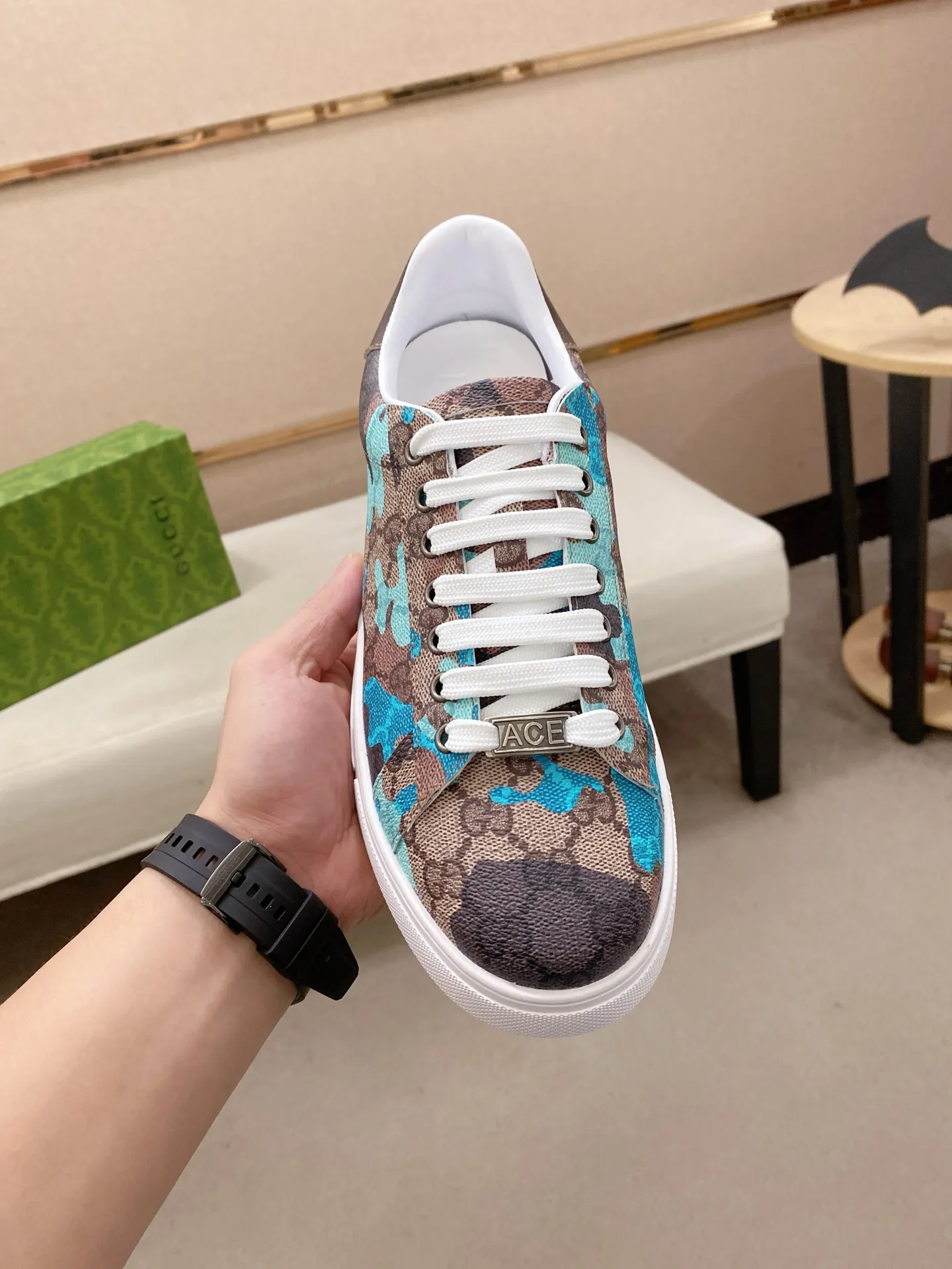 Ex-factory price 380💰【Gucci】Gucci men’s latest series of casual shoes! The official website is built 1:1. The upper is made of imported high-quality cowhide, and the lining is made of high-quality sheepskin, which is soft and comfortable. Picky selection of materials and exquisite workmanship give you the best enjoyment. Number of yards: 38-44 yards.